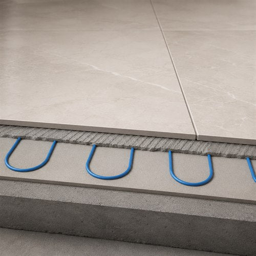 Revestimento cerâmico instalado sobre o sistema de aquecimento de piso.