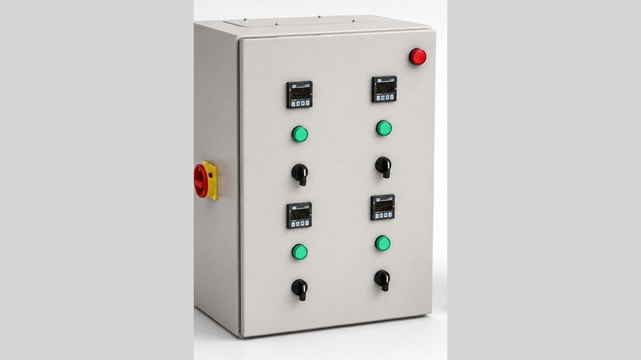 Painel elétrico de comando com controladores digitais, botoeiras e chave seccionadora.