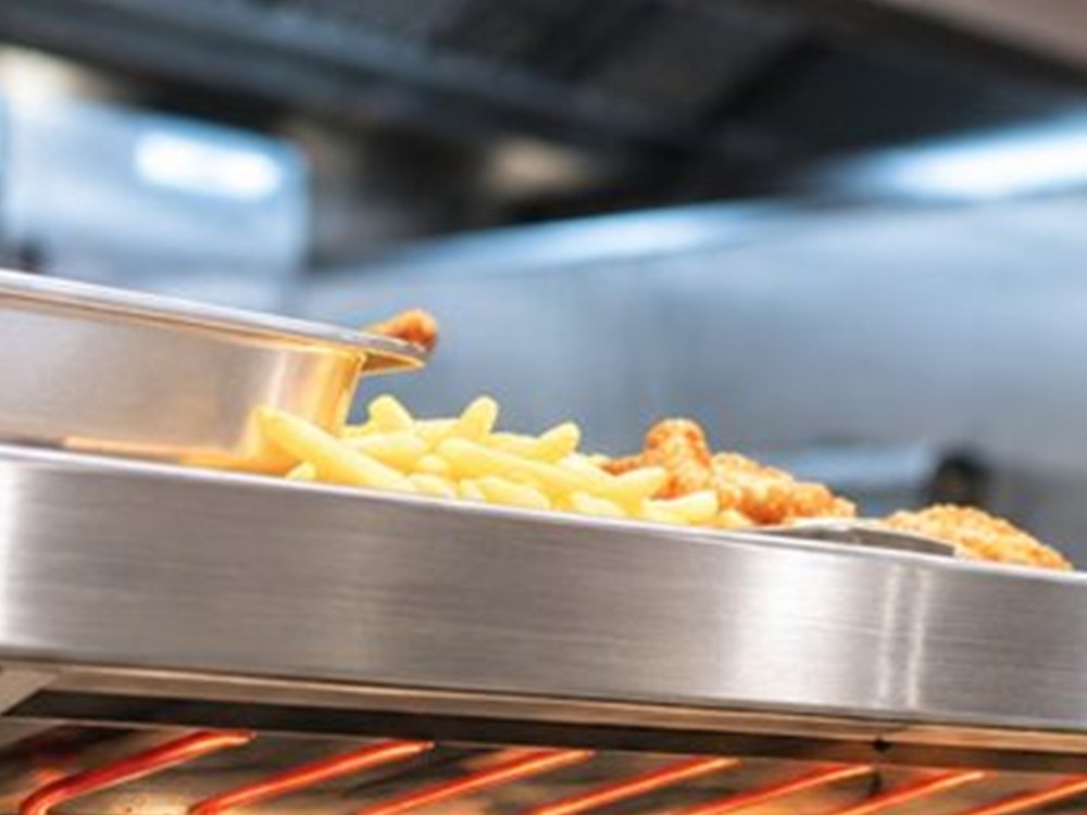 Cuba gastronômica com alimentos preparados na linha de montagem.